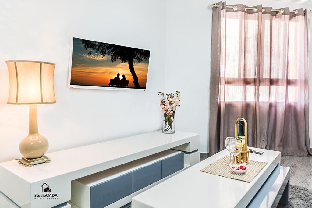 Kings & Queens By The Lake Apartment Tiberias Exterior photo